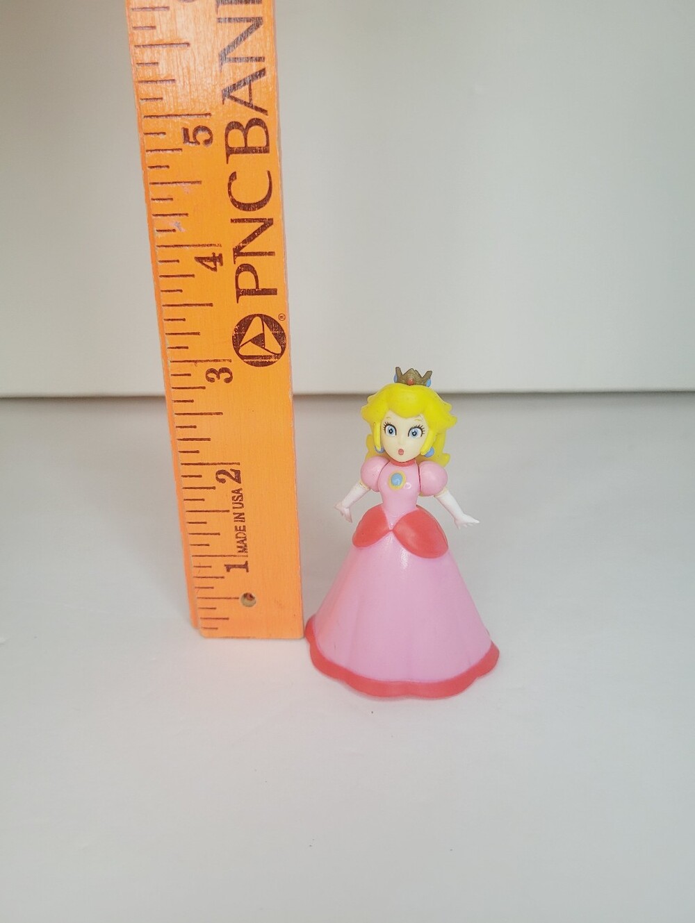 WORLD OF NINTENDO SUPER MARIO  PRINCESS PEACH 2.5 IN. JAKKS PACIFIC  LOOSE